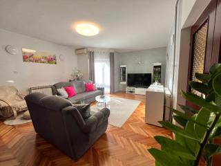 Apartment TiGo - 2 bedrooms, 2 bathrooms, terrace and big garden - Fažana - 0