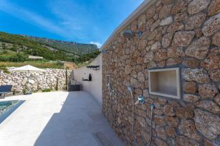 Grey House - Bol - 2