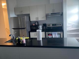 Luxury Bright and Modern Condo - Niagara Falls - 9