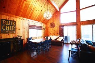Glimmer Chalet Treetop A-frame cabin lake view - 7