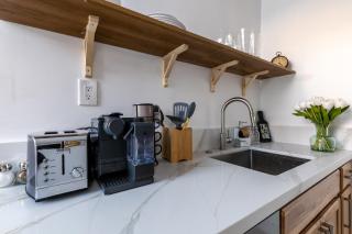 Quiet King bed Westward Room in heart of Pasadena - 9