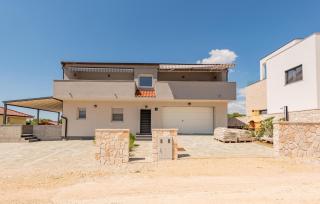 3 Bedroom Lovely Apartment In Mandre - Mandre - 2
