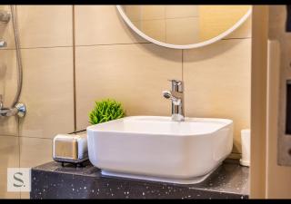 Elegant 2 BDR Apt, King and Single Beds - 3