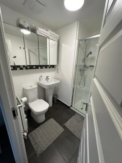 Spacious Double Room in New Development Near Station - Kent - 7