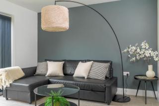 Professionals, Families, Short Stays - Modern Home - 0