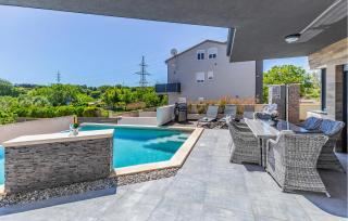 Stunning Home In Pula With Jacuzzi - Pula - 4