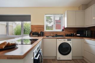 Exceptional 3 bed house, homely comforts, Close to KFC McDonalds ASDA ALDI and city centre - 1