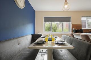 Exceptional 3 bed house, homely comforts, Close to KFC McDonalds ASDA ALDI and city centre - 3