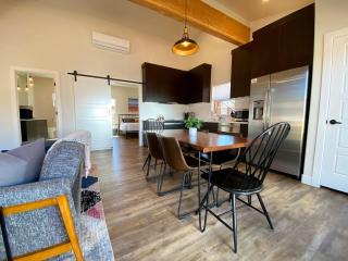 Timber & Tin B 1Bed 1Bath w Pool & Rooftop Deck - Kanab - 2