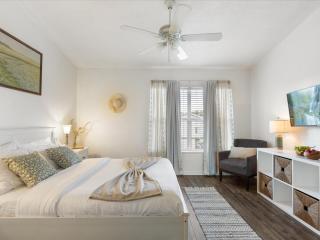 Convenient & Inviting - Fully-Equipped 2BD Condo - Gainesville - 3