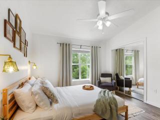 Convenient & Inviting - Fully-Equipped 2BD Condo - Gainesville - 2