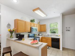 Convenient & Inviting - Fully-Equipped 2BD Condo - Gainesville - 7