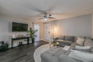 Cozy 2BR Farmhouse Apt - Sleeps 8 - FREE Parking! - Arlington - 8