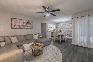 Cozy 2BR Farmhouse Apt - Sleeps 8 - FREE Parking! - Arlington - 0