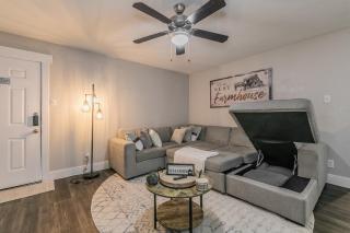 Cozy 2BR Farmhouse Apt - Sleeps 8 - FREE Parking! - Arlington - 4