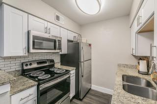 Cozy 2BR Farmhouse Apt - Sleeps 8 - FREE Parking! - Arlington - 3