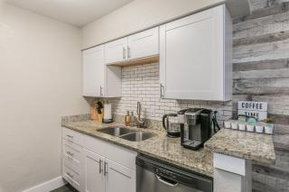 Cozy 2BR Farmhouse Apt - Sleeps 8 - FREE Parking! - Arlington - 2