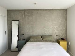 Modern Two Bedroom Apartment with Free Parking - 7