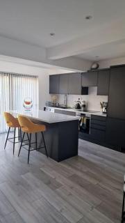 15 minutes away from famous Wimbledon, an inviting family home - 1