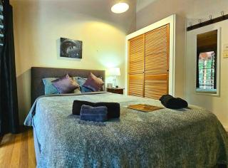 Tropical Timber Treetop Home 4BR swimming creek - Stoney Creek - 9
