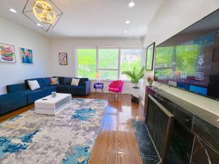 French design Luxurious Downtown 3br/2ba that sleeps 8 guests with Optional Valet Parking - Chicago - 0