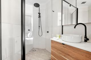 Elegant Emerald 3 Bed Apartment at Albert Park with Parking - 2
