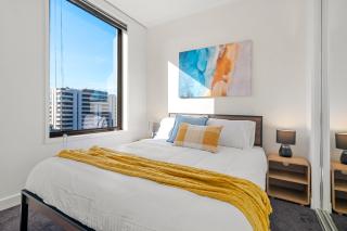 Elegant Emerald 3 Bed Apartment at Albert Park with Parking - 6