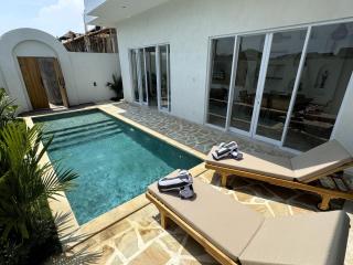 Chic Brand New 4 BR villa with Pool near The Beach - Canggu - 9