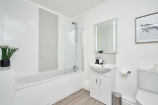 Spacious 1 Bed Apt - Stunning Views & Private Parking - 5 Mins To Beach - Dog Friendly - Close To Ventnor, Shanklin & Sandown - Ideal For Friends, Families & Business Travellers - Sleeps up to 4 Guests - Managed By "Greenstay Serviced Accommodation" - Bonchurch - 6