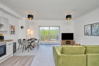 Spacious 1 Bed Apt - Stunning Views & Private Parking - 5 Mins To Beach - Dog Friendly - Close To Ventnor, Shanklin & Sandown - Ideal For Friends, Families & Business Travellers - Sleeps up to 4 Guests - Managed By "Greenstay Serviced Accommodation" - Bonchurch - 5