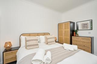 Spacious 1 Bed Apt - Stunning Views & Private Parking - 5 Mins To Beach - Dog Friendly - Close To Ventnor, Shanklin & Sandown - Ideal For Friends, Families & Business Travellers - Sleeps up to 4 Guests - Managed By "Greenstay Serviced Accommodation" - Bonchurch - 2