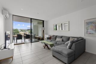 Sleek City Apartment with Parking and Balcony - Brisbane - 0