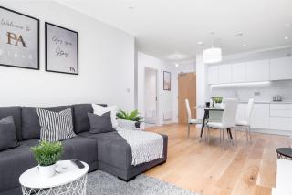 Pluxa Moonstone Metropolis Luxury Getaway in Birmingham City Centre - 9