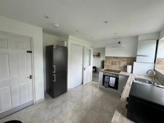 3-Bedroom Cosy Reading House - 6