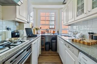 Luxury 2 Bed Apartment in the Heart of Mayfair Your Stylish London Retreat 4th floor no lift - Londra - 6