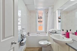 Luxury 2 Bed Apartment in the Heart of Mayfair Your Stylish London Retreat 4th floor no lift - Londra - 4