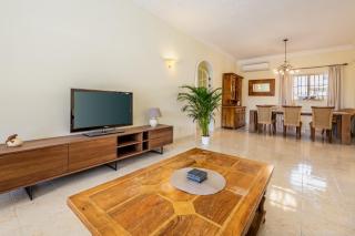 Azure Dream: Lux 4-Bed Villa with Pool, Sea View & Garage - 3