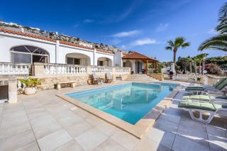 Azure Dream: Lux 4-Bed Villa with Pool, Sea View & Garage - 6
