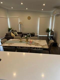 KozyGuru Greenvale 5 Bedroom Holiday Home - Greenvale - 0