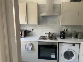 2 Bedroom Appartment - Barking - 8