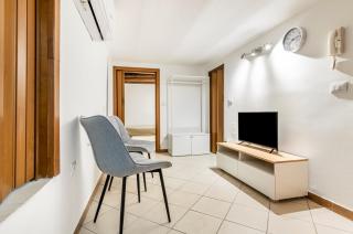 GuestHost - Central Station Modern Apartment with Balconies x8 - 3