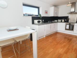 Newquay, Beach Charm and Town Vibes with Parking - 2