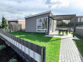 Tiny House Marina direkt am See auf dem Campingplatz Sternberg! - 9