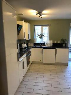 3 Bed House - Sleeps 6 - Garden - Parking - 8