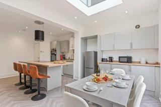 Beautiful House - Sleeps up to 7 - Free Parking, Fast Wifi and Smart TV by Yoko Property - 6