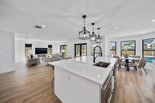 6BR Luxury Wellington Villa with Pool & Spa - Wellington - 3