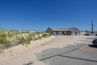 Fully fenced yard and minutes to bayside beaches - 5