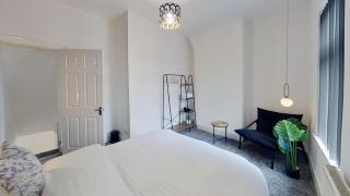 Elegant 2 Bed House Near City Centre - Manchester - 4