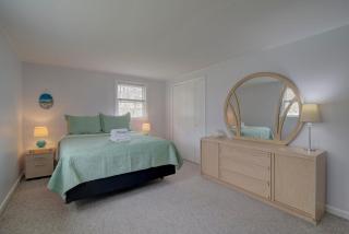 Fully fenced yard and minutes to bayside beaches - 1