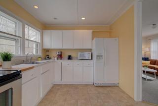 Fully fenced yard and minutes to bayside beaches - 2